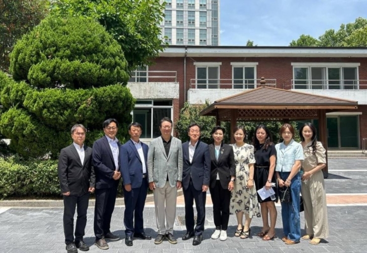 (오른쪽에서 다섯번째)최재란 서울시의원은 (왼쪽에서 네번째)황희 국회의원과 함께 지난 6월 17일 서울 양천구 양정중학교를 방문해 양정고등학교 급식실을 같이 사용하는 어려움에 대해 듣고, 중학교 급식실 신축 필요성에 공감했다.