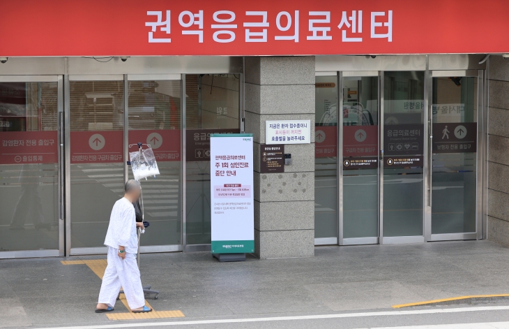 전국 곳곳에서 응급실 운영에 어려움을 겪는 가운데 9일 오전 주 1회 성인진료를 중단하고 있는 서울 양천구 이대목동병원 권역응급의료센터 앞을 환자가 지나가고 있다. 2024.9.9 연합뉴스