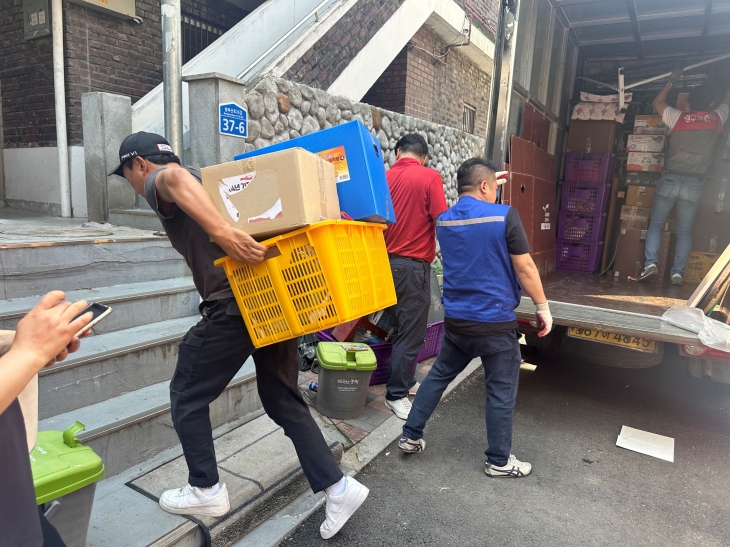 서울 중랑구 자원봉사자들이 취약계층의 이사를 돕고 있다. 중랑구 제공
