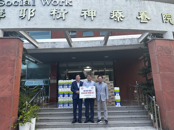 9일 추석맞이 위문시설을 방문한 이춘우·윤승호 도의원. 경북도의회 제공