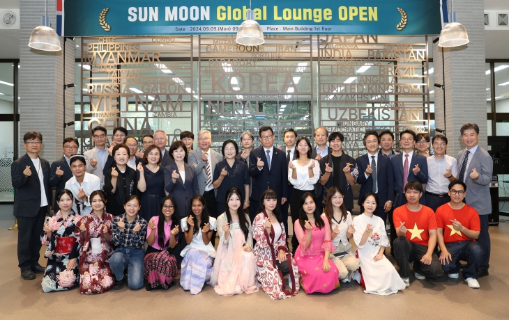 선문대 글로벌라운지 오픈식 참석자들이 기념 촬영을 하고 있다. 선문대 제공