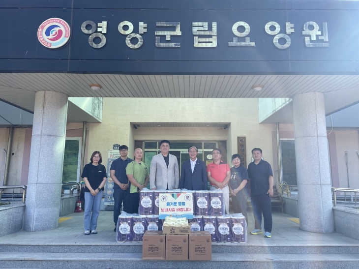 9일 명절맞이 영양군립요양원을 방문한 윤철남 도의원. 경북도의회 제공