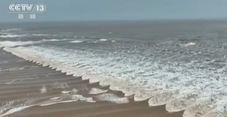 첸탄강의 조수 해일. 중국 CCTV 캡처