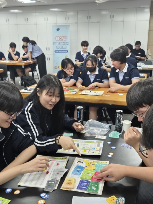 지난달 26일 서울 용산구 서울디지텍고등학교에서 열린 ‘금융리터러시 아카데미’ 현장 모습. 용산구 제공