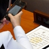 [천태만컷] ‘휴대폰뿐 아닌 마음속에 저장하길’