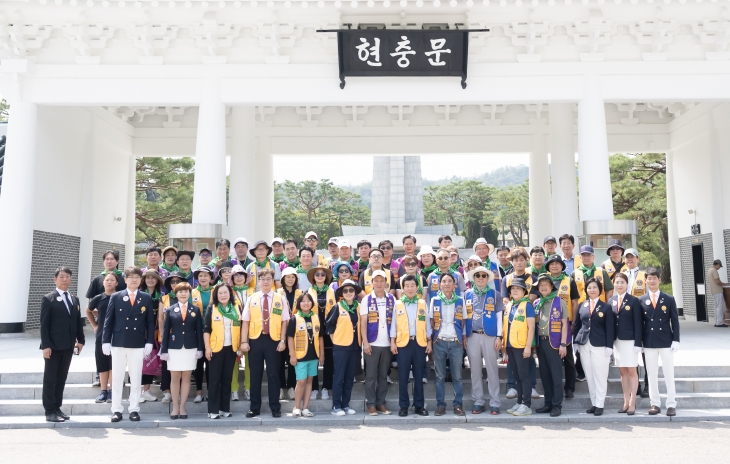 국제라이온스협회 354-D지구 지훈 총재와 회원들이 7일 국립현충원을 방문해 묘역 정비 활동을 했다. [사진 협회 제공]