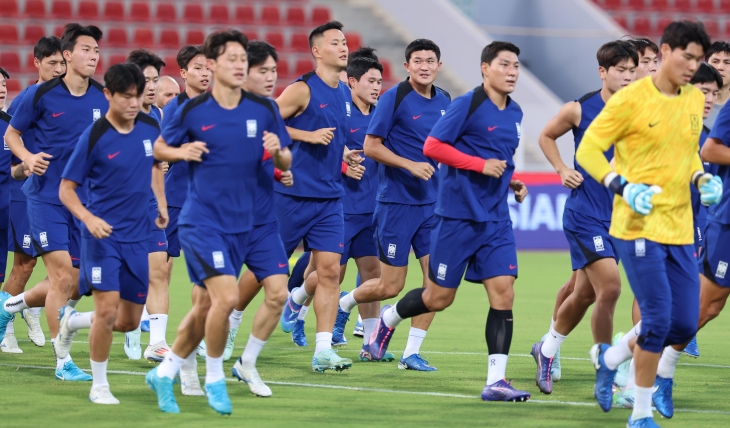 10일(한국시간) 오후 11시 오만 무스카트에서 열리는 2026 북중미 월드컵 3차 예선을 앞둔 축구 국가대표팀 선수들이 경기 하루 전인 9일 술탄 카부스 경기장에서 팀 훈련을 하고 있다. 무스카트 연합뉴스