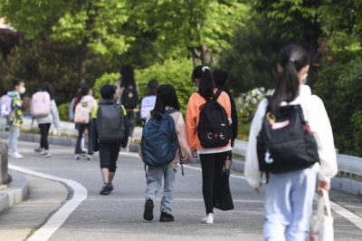 한국 초임교사 급여 OECD 평균보다 낮아…대학 교육 이수율은 1위