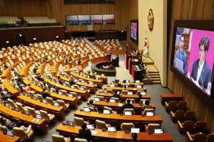 외교·국방 장관 지각 출석…5시간 늦춰진 본회의에 정작 의원 상당수는 불참