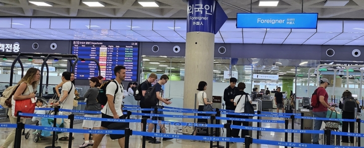 외국인 관광객들이 제주국제공항 국내선 출발 외국인전용 검색대에서 수속을 밟고 있다.