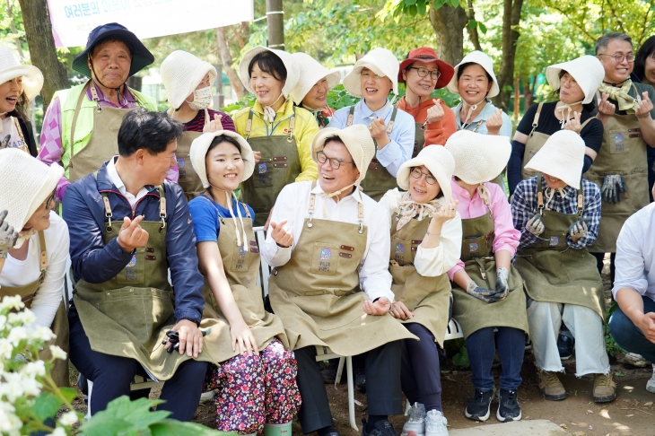 이필형(앞줄 왼쪽 두 번째) 서울 동대문구청장이 주민으로 구성된 동대문구 정원사들과 기념사진을 찍고 있다. 동대문구 제공