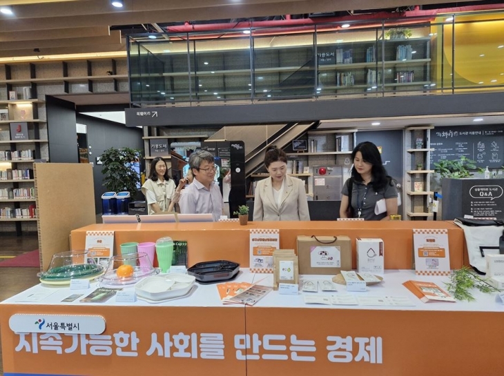 지난 6일 ‘찾아가는 성동구 사회적경제기업 기획전’을 방문한 구미경 의원(앞줄 가운데)