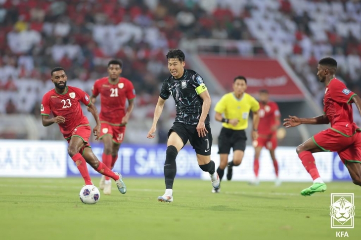 10일 (한국시간) 오만 무스카트의 술탄카부스 경기장에서 열린 오만과의 2026 국제축구연맹(FIFA) 북중미 월드컵 아시아지역 3차 예선 B조 조별리그 2차전 대한민국과 오만의 경기에서 대한민국 손흥민이 돌파를 시도하고 있다. 뉴스1(대한축구협회 제공)