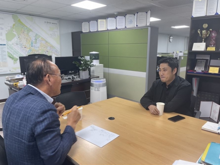 지난 10일 이명재 강서구 체육회장을 만나 지역 생활체육 현안 점검과 활성화 방안 모색을 위한 간담회를 가진 송경택 의원(오른쪽)