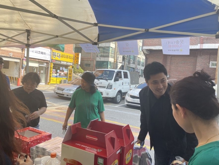 화곡8동 새마을부녀회에서 준비한 ‘추석맞이 바자회’를 방문한 송경택 의원