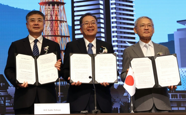 11일 일본 고베 호텔 오쿠라 고베에서 열린 한중일 관광장관회의 본회의에서 3국 관광장관이 공동선언문에 서명한 뒤 기념촬영을 하고 있다. 사진 왼쪽부터 장정 중국 문화여유부 부부장, 사이토 테츠오 일본 국토교통대신, 유인촌 문화체육관광부 장관. 문화체육관광부 제공