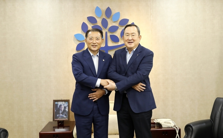 윤유현(왼쪽) 서대문구의회 예결특위원장과 유병진 명지대 총장이 간담회를 마치고 기념촬영을 하고 있다. 서대문구의회 제공