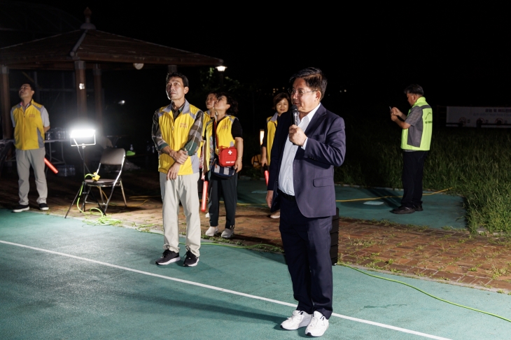 박강수 서울 마포구청장이 공덕동 ‘주민과 함께, 별이 빛나는 밤에’ 행사에 참석해 어린이들에게 인사말을 전하고 있다. 마포구 제공