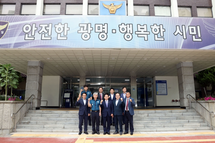 11일 추석을 앞두고 광명경찰서를 방문한 광명시의회(의장 이지석). 광명시의회 제공