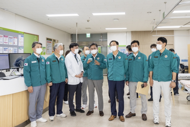 추석 연휴 기간에 응급진료 체계 준비상황 등을 점검한 박성만 의장과 의원들. 경북도의회 제공