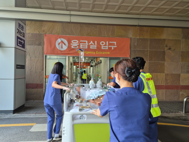 지난 9일 경기 수원시 아주대학교병원 권역외상센터 의료진들이 센터에서 응급처치를 마친 환자를 다른 병원으로 옮기기 위해 닥터헬기로 이송할 준비를 하고 있다. 송현주 기자