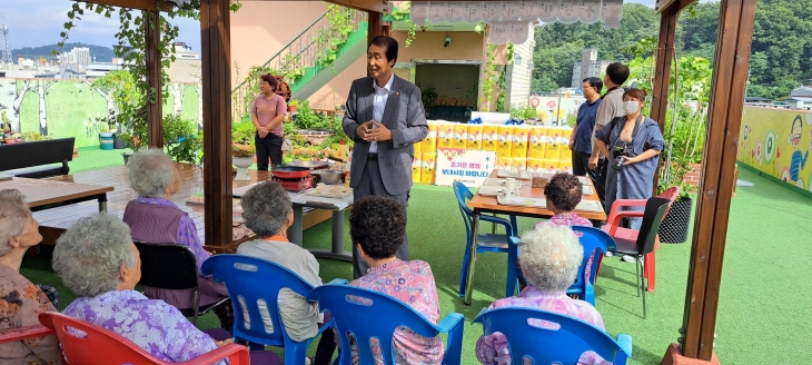11일 추석맞이 참빛종합실버센터를 방문한 이우청 의원. 경북도의회 제공