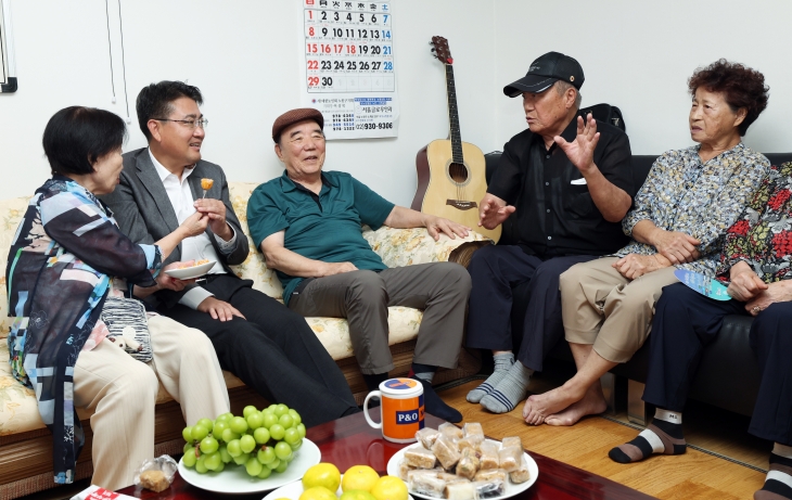 오승록(왼쪽 두 번째) 서울 노원구청장이 지난 9일 중계4동 구립 한우리경로당에서 어르신들과 대화하고 있다. 노원구 제공