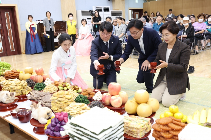 김미경(오른쪽) 서울 은평구청장이 지난 10일 서울시립은평노인종합복지관에서 열린 ‘한가위 어르신 합동차례’ 행사에서 차례를 올리고 있다. 은평구 제공