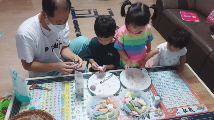 서울 구로구의 드림스타트 사례관리 가족들이 구로부터 선물받은 송편 체험키트를 사용하고 있다. 구로구 제공