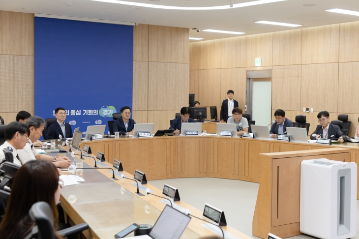 12일 경기도청 재난안전상황실에서 열린 의료현장 긴급 점검회의에 참석한 김동연 경기도지사가 인사말을 하고 있다. (경기도 제공)