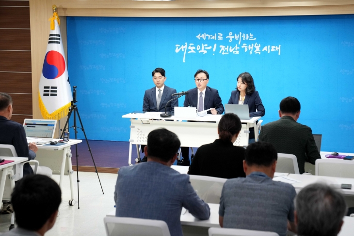 전라남도 국립의대 신설 정부추천 용역업체가 12일 전남도청에서 국립의대 및 대학병원 설립방식과 용역 추진상황을 설명하고 있다.