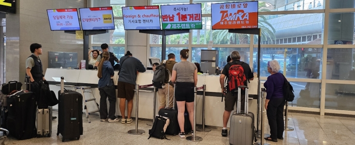 제주공항 도착장 앞에서 운영되고 있는 렌터카업체 들이 외국인들이 렌터카 대여를 위해 상담하고 있다. 사진은 기사와 무관. 제주 강동삼 기자