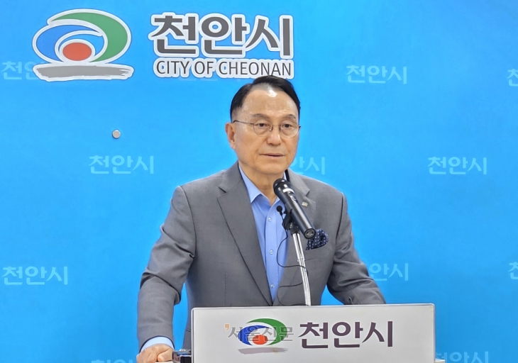 박상돈 충남 천안시장이 12일 기자회견을 하고 있다. 이종익 기자