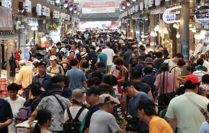 추석 명절을 앞둔 지난 8일 서울 동대문구 청량리종합시장이 시민들로 북적이고 있다. 2024.9.8 연합뉴스