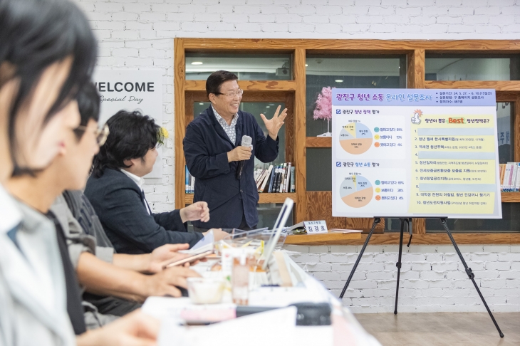 김경호(오른쪽) 서울 광진구청장이 청년들과 대화하고 있다. 광진구 제공