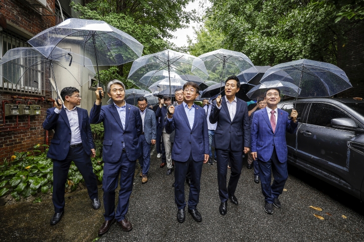 오세훈(앞줄 왼쪽 네 번째) 서울시장과 박상우(세 번째) 국토교통부 장관이 12일 서울 구로구 온수동 대흥·성원·동진빌라 재건축 사업 현장을 둘러보고 있다. 뉴시스