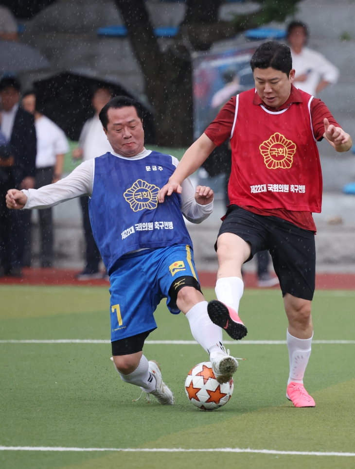 한치 양보없는 의원들의 축구경기