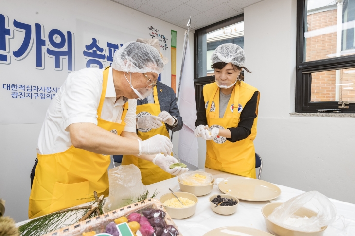 김경호(왼쪽) 서울 광진구청장이 취약계층에게 전할 송편을 빚고 있다. 광진구 제공