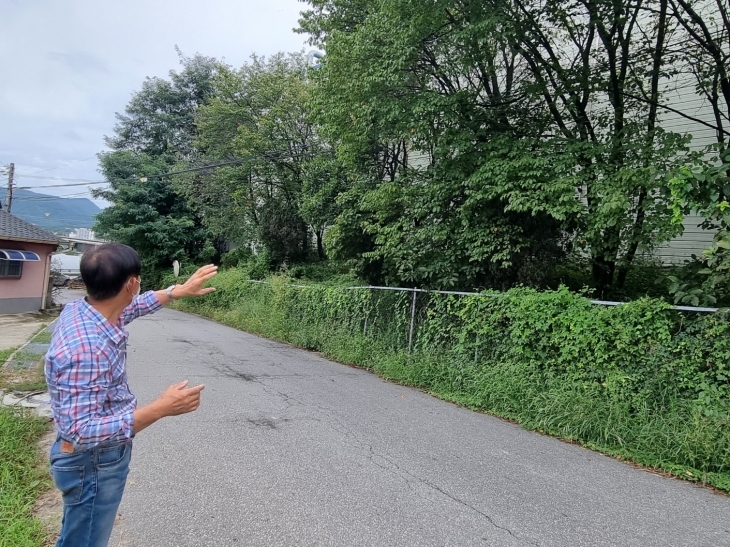 충남 천안시 수신면 장산리 한 주민이 마을 내 공장 등을 설명하고 있다. 독자 제공