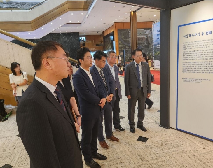 전시장을 둘러보는 장태용 위원장