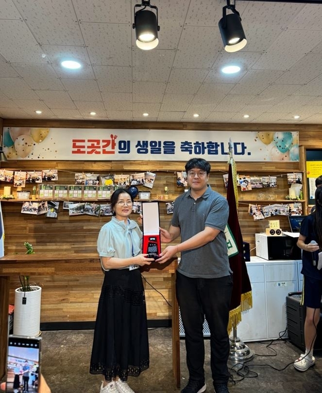 도곡중학교교직원으로부터 감사패를 받은 김동욱 의원(오른쪽)