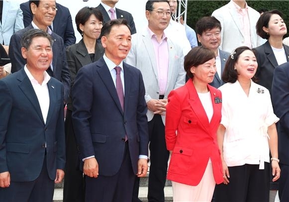 지난 10일 강남구청 주차장에서 열린 ‘2024 추석 맞이 강남구 직거래장터’에 방문한 이새날 의원(앞줄 오른쪽에서 두 번째)