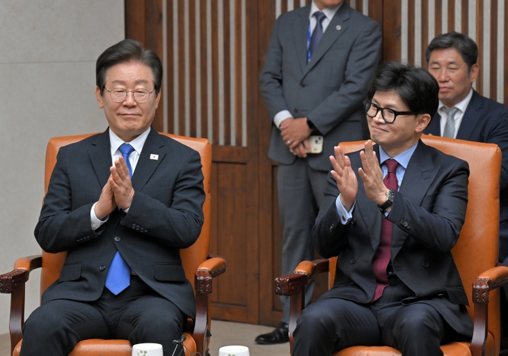 한동훈 국민의힘 대표(오른쪽)와 이재명 더불어민주당 대표가 2일 오후 서울 여의도 국회본청 의장접견실에서 열린 제22대국회 개원식 겸 정기회 개회식 사전환담에서 우원식 국회의장의 모두발언에 손뼉치고 있다. 뉴스1