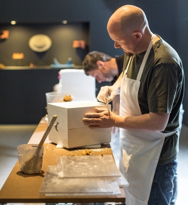 경기도자미술관에서는 ‘투게더_몽테뉴의 고양이’를 주제로 14개국 26명의 작가가 참여해 총 75점의 작품을선 보인다. 외국작가들 시연 보습. 한국도자재단 제공