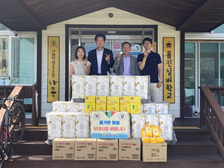 지난 12일 추석을 앞두고 울진군 죽변면에 있는 ‘울진실버학교’를 방문한 김재준 의원. 경북도의회 제공