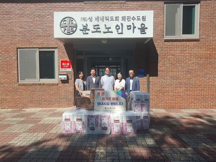 지난 10일 추석을 맞아 (재)성베네딕도회 왜관수도원 분도노인마을을 방문한 정한석 의원. 경북도의회 제공