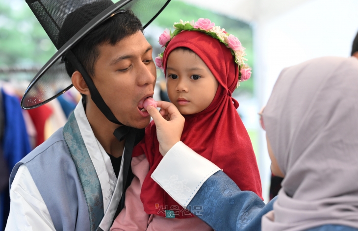 지난해 9월 20일 서울 종로 성균관대학교에서 열린 “Campus Hanbok Experience”(한복체험행사)에 참가한 학생 가족이 송편을 먹고 있다. 추석 명절을 앞두고 외국인 학생들이 한국문화를 즐기고 체험할 수 있도록 마련됐다. 2023.9.20. 도준석 기자