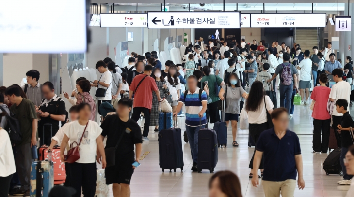 추석 연휴가 시작된 14일 서울 김포공항 출국장에서 시민들이 탑승수속을 위해 이동하고 있다. 연합뉴스