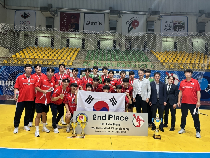 요르단 암만에서 14일(현지시간) 열린 제10회 아시아 남자 청소년(U18) 핸드볼선수권대회에서 준우승을 차지한 한국 남자 주니어 핸드볼 대표팀이 포즈를 취하고 있다. 대한핸드볼협회 제공