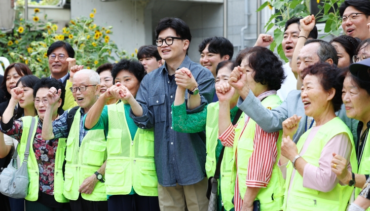 기념촬영하는 한동훈 대표